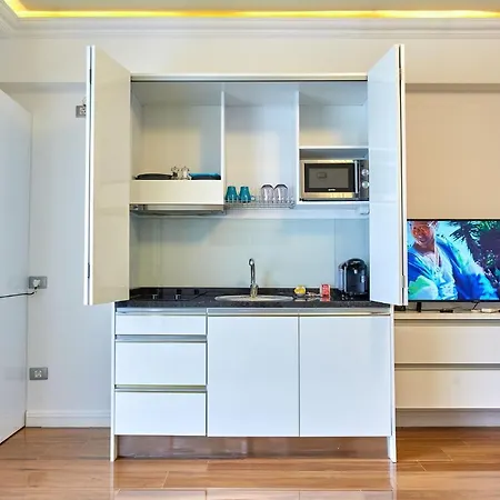 Glamorous Studio White Tower Mamaia