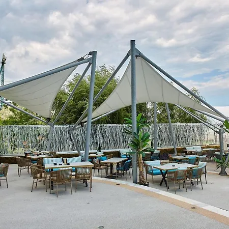 Glamorous Studio White Tower Mamaia
