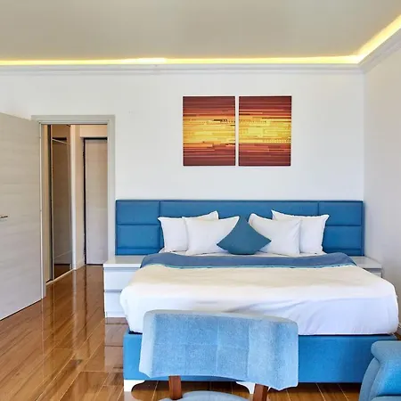 Glamorous Studio White Tower Mamaia