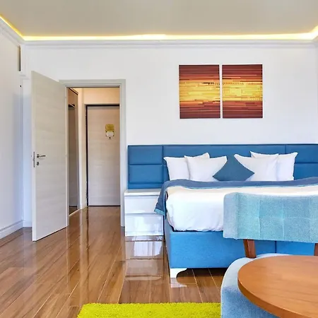 Glamorous Studio White Tower Apartment Mamaia